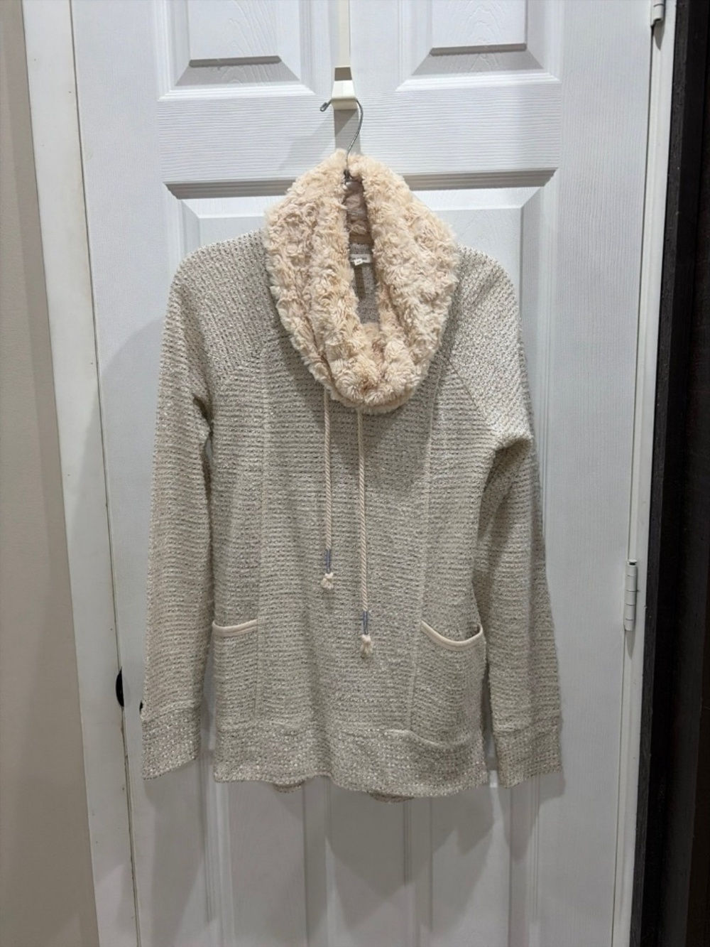 Women's Med Cowl Neck Sweater with Faux Fur Collar and Pockets VGC